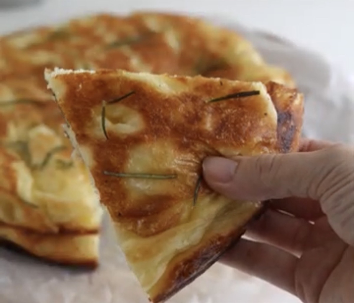 フライパンで焼いた高加水フォカッチャの断面。外はカリッと中はもっちり