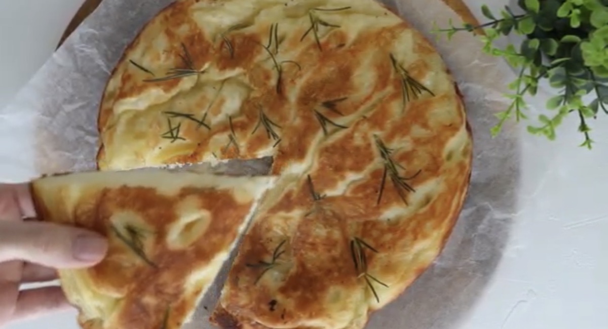 焼き上がったフライパンフォカッチャの全体。ローズマリーと焼き色