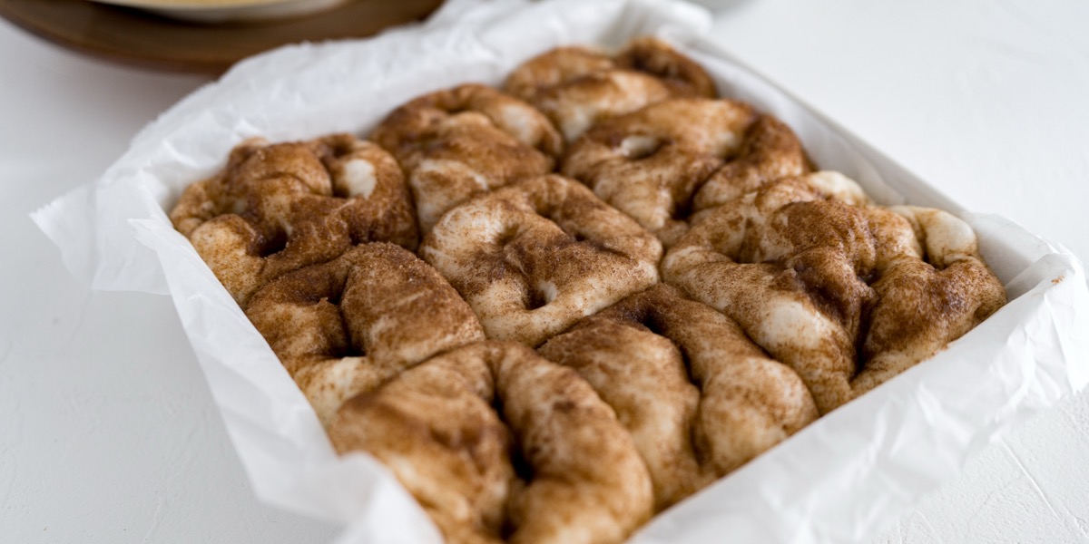 18.5cm角の型に9個並べて焼き上げたシナモンフォカッチャ