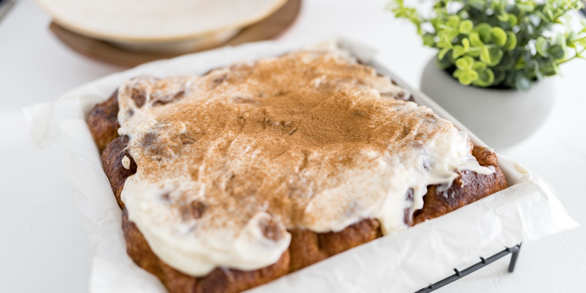 クリームをたっぷり塗った焼き上がりのシナモンフォカッチャ